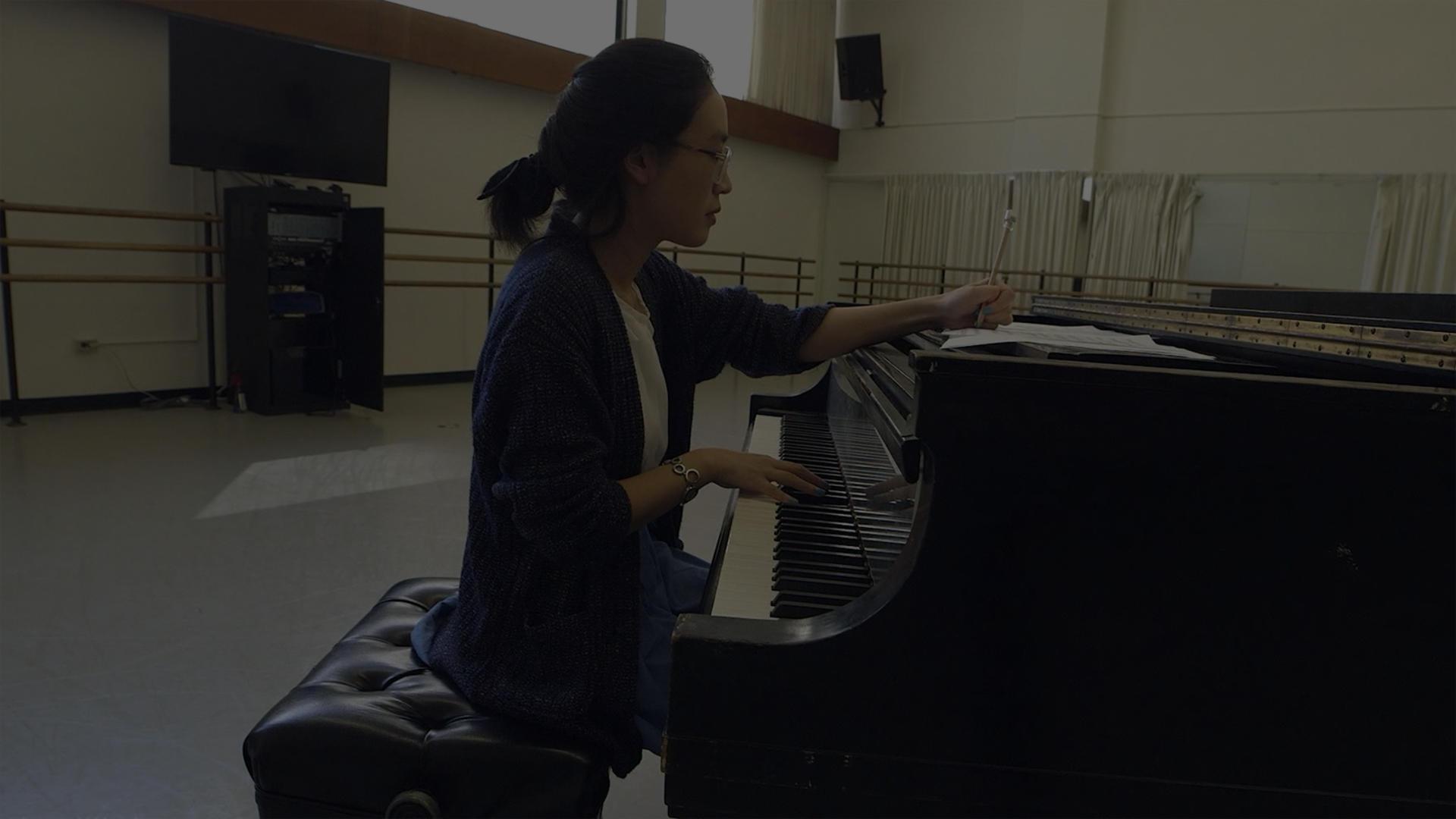 王安妮弹钢琴